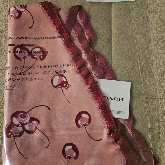 Coach cherry scarf - Picture 2 of 4
